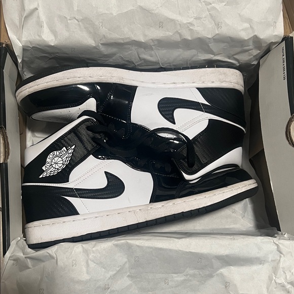 Nike Jordan 1 mid carbon fibers